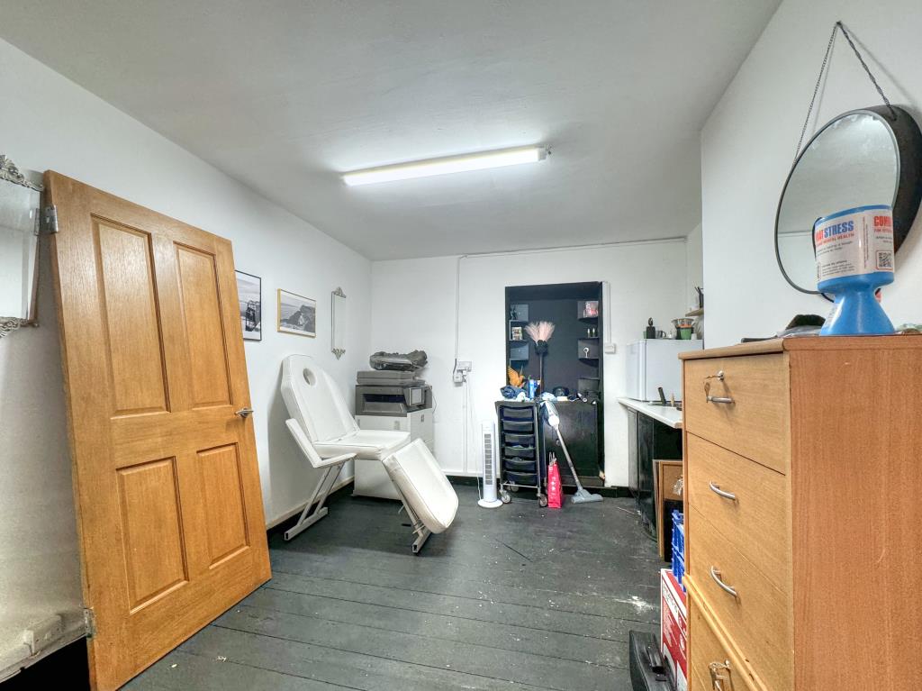 Lot: 170 - FREEHOLD MIXED USE INVESTMENT IN TOWN CENTRE - Rear of Salon, Nail technician area